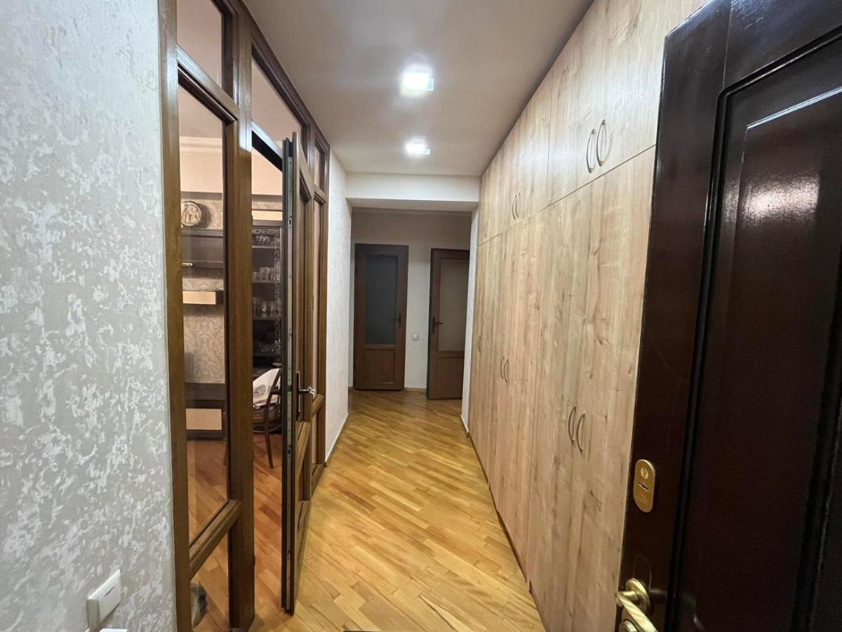 Large Cozy Apartment On Beginning Of Komitas Ave Jerevan Eksteriør billede